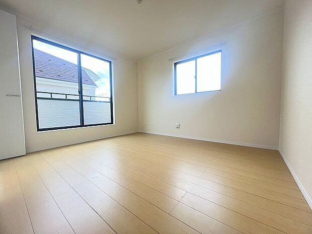 バルコニーからはたっぷりと太陽の光が舞い込みます。 