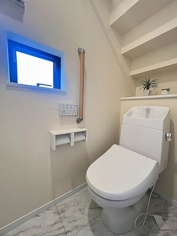 今すぐということはなくとも、いずれはお世話になるお手洗いの手すり付き。もちろんウォシュレットも付いてます。 