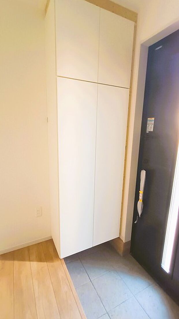 誰も住んだことのない家の玄関スペース。あたらしい木のにおいを感じていただけると思います。 