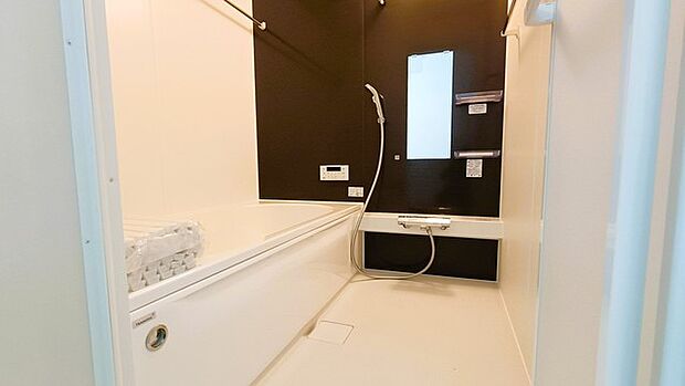 広々1坪タイプのゆったり浴室ユニット。防カビ・抗菌素材なのもうれしい。 