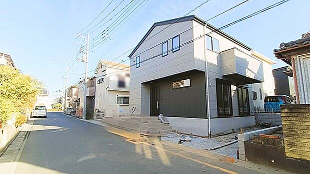 駐車が苦手な方にも嬉しい、前面6ｍ道路に面した住まい。 