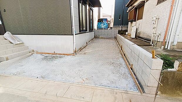 セカンドカーにも便利、駐車2台可の敷地。 