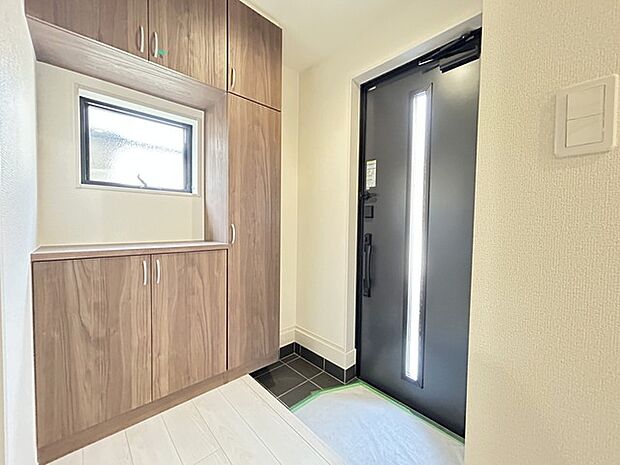 新築の木の匂いのする室内。写真では伝わらないので、ぜひ現地でお確かめください。 