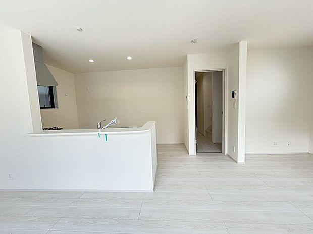 対面タイプなら、キッチン内にいながらご家族やお客様との会話が楽しめます。 