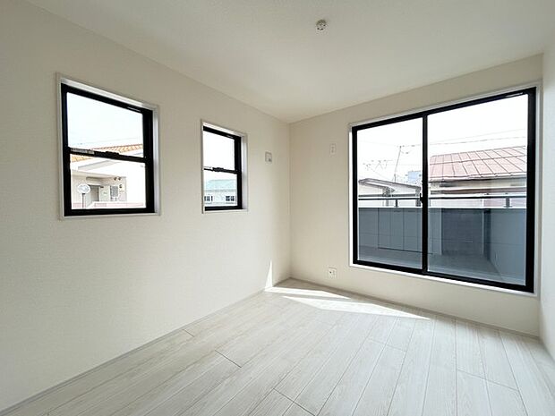 広々バルコニーから、たっぷり太陽の恵みが得られます。 