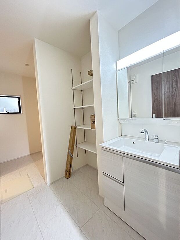 お出かけ前の身だしなみに一歩差がつく三面鏡。 