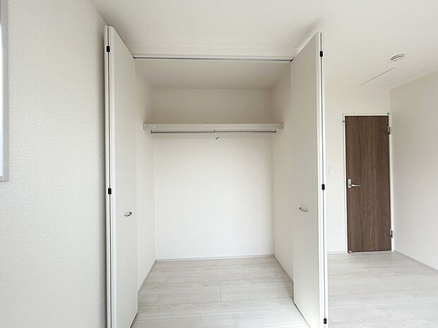 全居室収納スペース付きの物件です。 