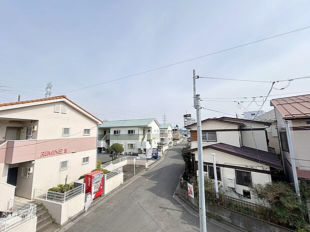 住宅街の中の一戸建て、あたりはほとんど住宅です。 