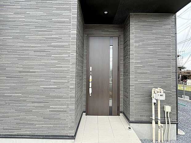 ポーチのついた新築分譲物件。玄関の印象はいかがでしょうか?入口からご覧ください。