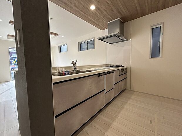 リビングで遊ぶお子様を見守りながらお料理ができる、対面キッチン。