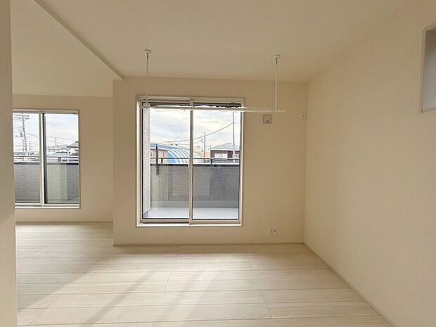 広々バルコニーから、たっぷり太陽の恵みが得られます。