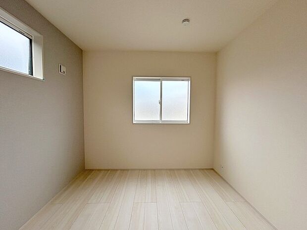 新築の木の匂いのする室内。写真では伝わらないので、ぜひ現地でお確かめください。