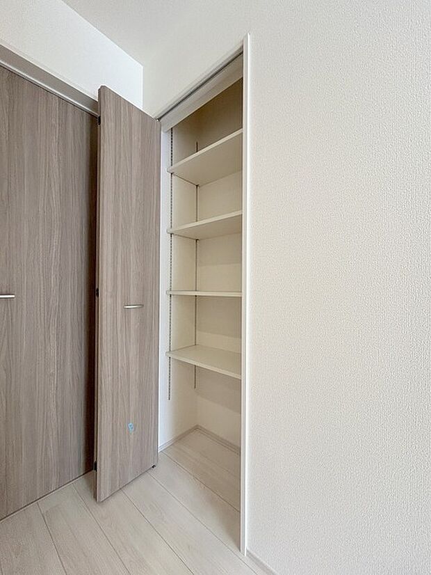 たっぷりの収納スペースで快適に暮らせそう。