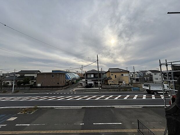 前面の住まいとの距離感があるから、圧迫感を感じません。