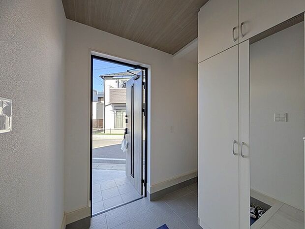 玄関は家の顔でもあります。広いと気持ちがいいですね!