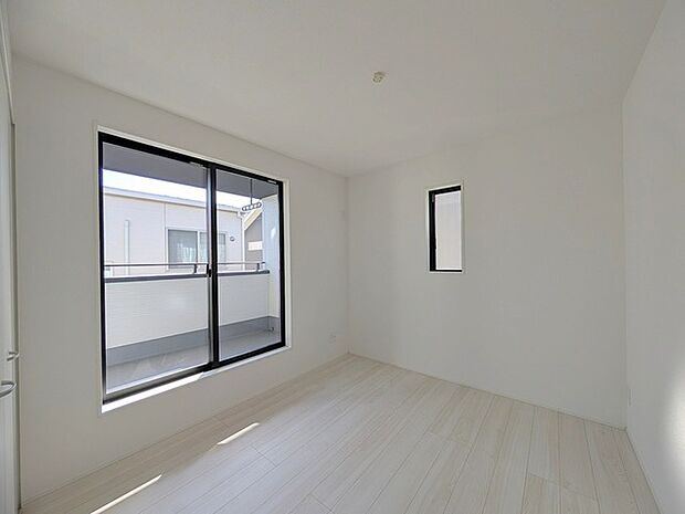 広々バルコニーから、たっぷり太陽の恵みが得られます。