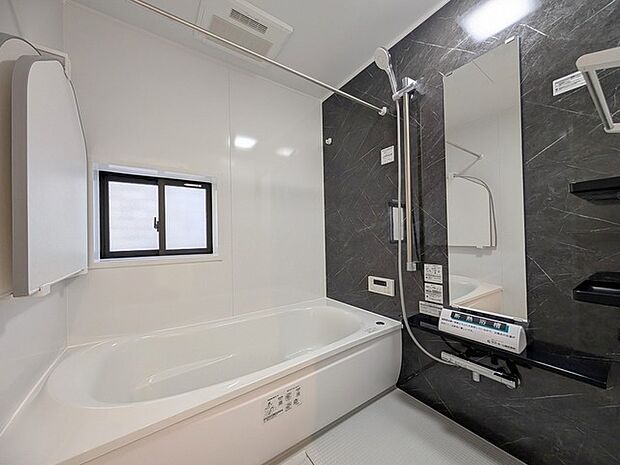 広々1坪タイプのゆったり浴室ユニット。浴室は湿気がたまりやすく、換気扇だけでは心配。窓をあければお風呂がカラっと乾きます。防カビ・抗菌素材なのもうれしい。