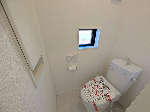 ウォシュレット機能付き。憩いの場としてひそかに注目度の高いお手洗いにもご注目ください。