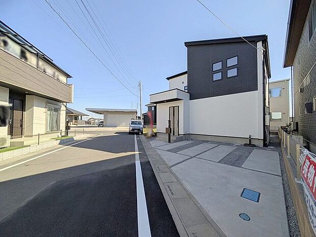 並列2台駐車可能な、ゆとりのカースペースがここに。