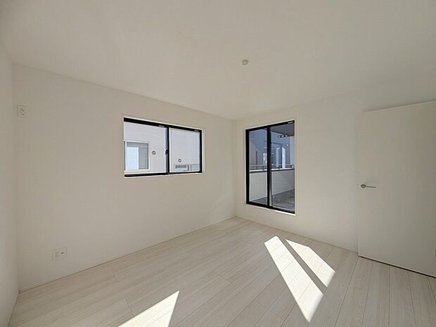 今からここを誰のお部屋にしようか、そんな洋室。