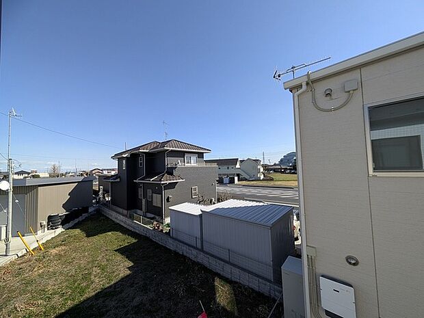 前面の住まいとの距離感があるから、圧迫感を感じません。 