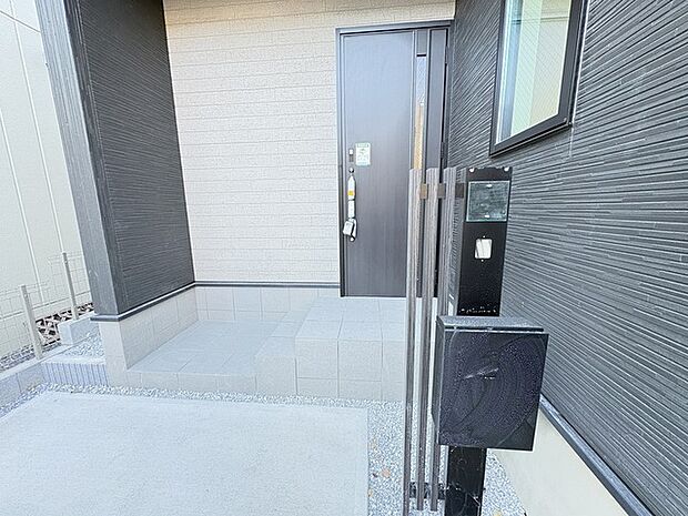 新築の玄関扉。きっと今のお家より重厚感が違います。 