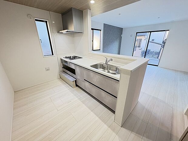 カウンターからはリビングが広く見渡せ、ご家族とのコミュニケーションも弾みます。 