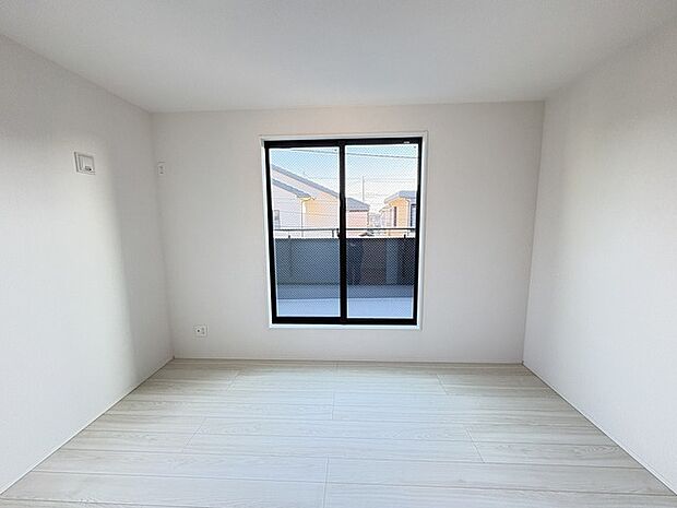 バルコニーからはたっぷりと太陽の光が舞い込みます。 