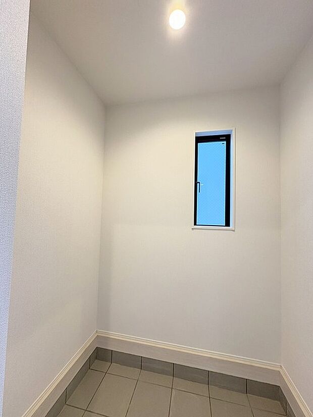 玄関横にシューズインクローク付き、雨具や三輪車を置いても余裕の広さ。 