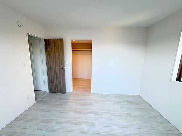 WICに面したお部屋、通常の洋室より使い勝手に優れます。 