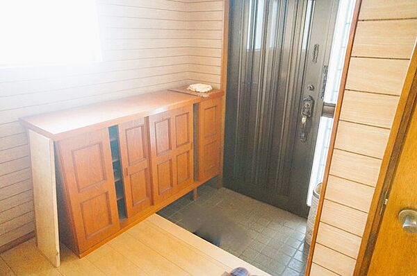 シンプルなデザインの玄関収納。