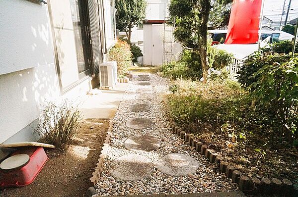 季節のお花を少し楽しむのにちょうどいいサイズのお庭です。