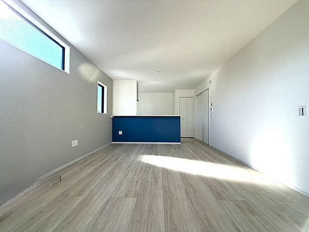 キッチンカウンターの背面には、アクセントカラーでお部屋をオシャレに仕上げております〇