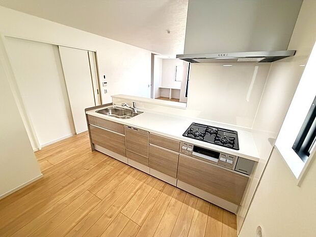 カウンターからはリビングが広く見渡せ、ご家族とのコミュニケーションも弾みます。 