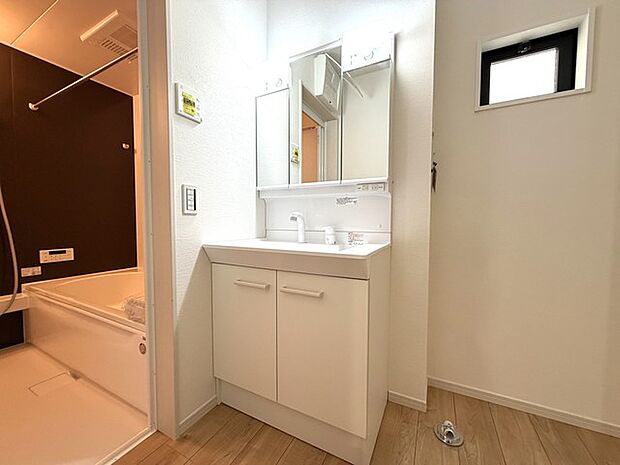 洗面化粧台は清潔感の漂うホワイトをベースカラーに、シンプルなデザインで。