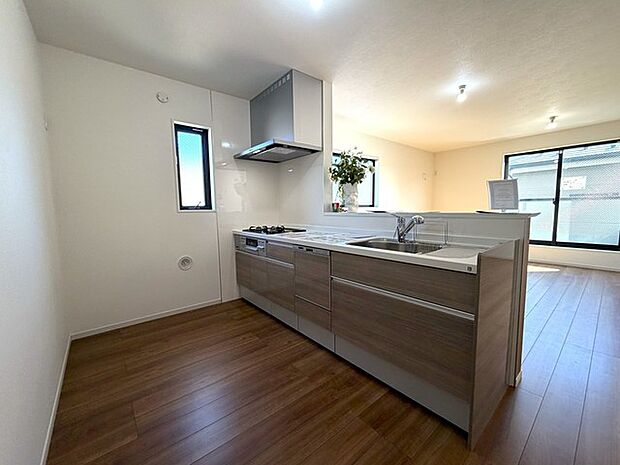 カウンターからはリビングが広く見渡せ、ご家族とのコミュニケーションも弾みます。