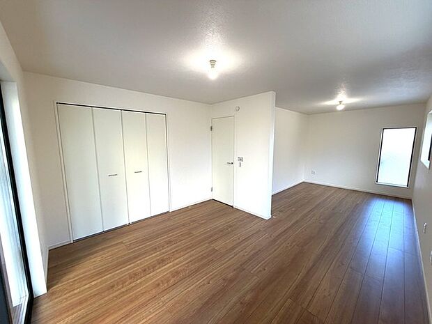 将来的には間仕切りして2部屋に変更可能な洋間。成長に合わせた間取り変更が可能なタイプ。