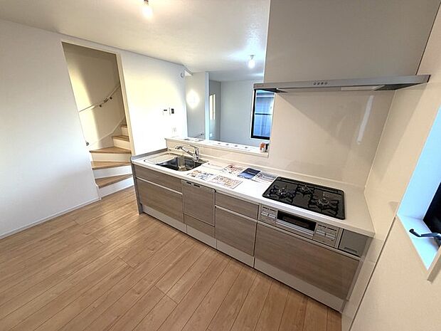 カウンターからはリビングが広く見渡せ、ご家族とのコミュニケーションも弾みます。