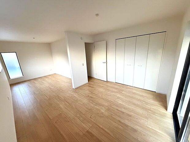 将来的には間仕切りして2部屋に変更可能な洋間。成長に合わせた間取り変更が可能なタイプ。