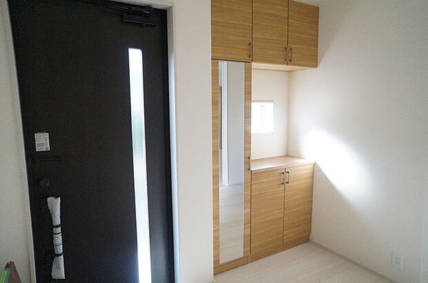 シンプルなデザインの玄関収納。