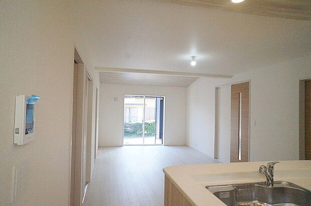 南側に大きな窓を配置、明るいリビングが出来ました。