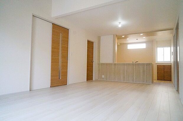 大画面TVの配置も可能なワイドリビングは約20帖。