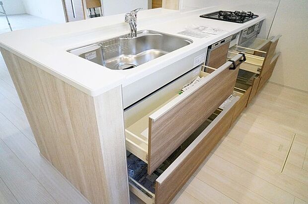 収納スライドをぐっと開けばお鍋や調味料をどんどんしまえる大収納。キッチンはいつもキレイ。