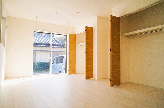 将来は間仕切りで。洋間二部屋分に対応可能な洋室。