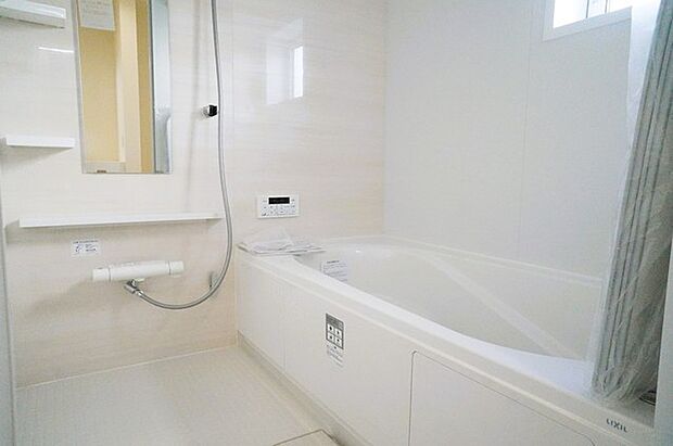 広々1坪タイプのゆったり浴室ユニット。防カビ・抗菌素材なのもうれしい。