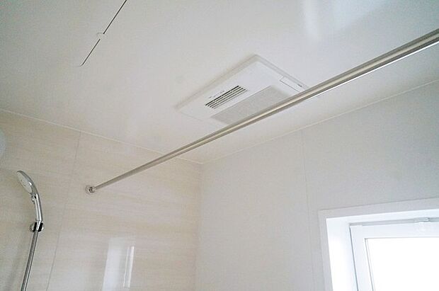 空気もこもらず、いつもクリーンな浴室乾燥機付。