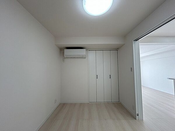 今からここを誰のお部屋にしようか、そんな洋室。
