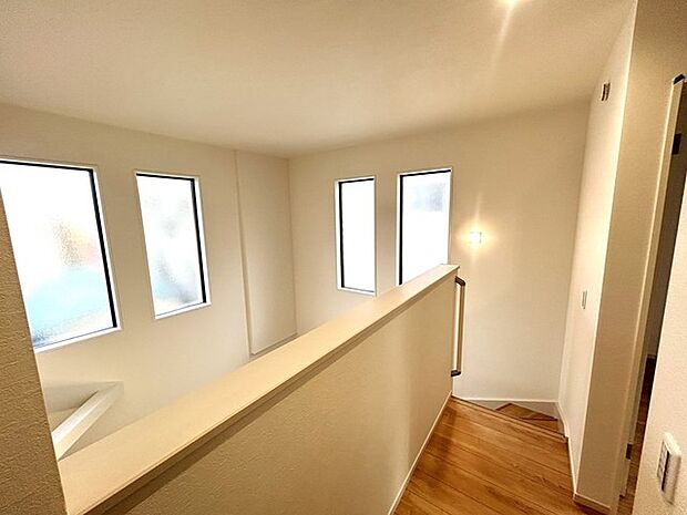 2階ろうかの様子。リビング吹き抜けとつながっているので明るいです。