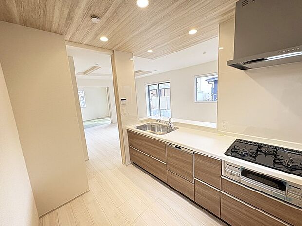 リビングで遊ぶお子様を見守りながらお料理ができる、対面キッチン。 