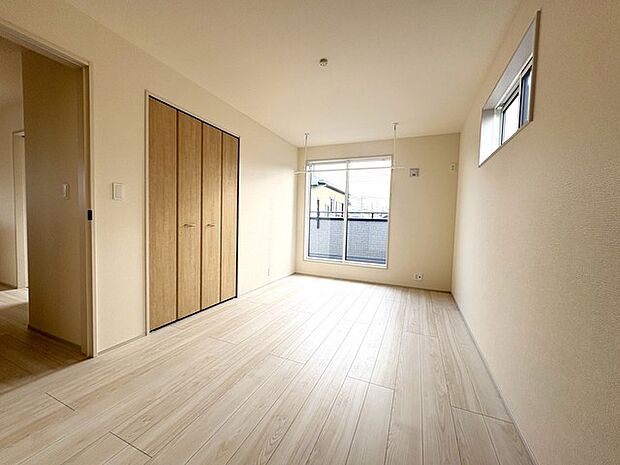 将来は間仕切りで。洋間二部屋分に対応可能な洋室。 